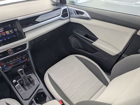 Used 2025 Volkswagen Taos SE w/ Panoramic Sunroof Package image 24