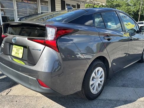 Used 2022 Toyota Prius LE FWD image 3
