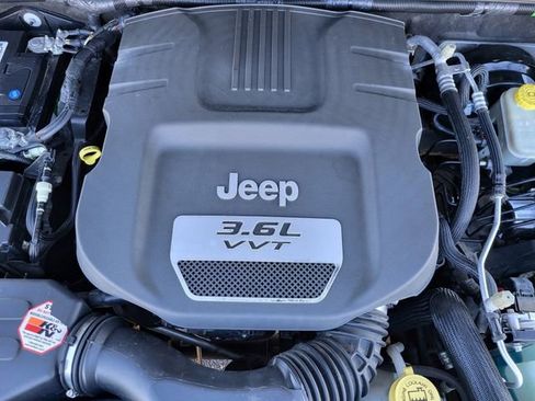Used 2016 Jeep Wrangler Unlimited Sahara w/ Connectivity Group image 19