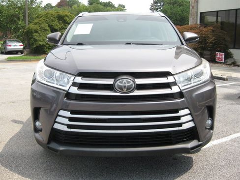 Used 2017 Toyota Highlander XLE AWD/4WD image 2