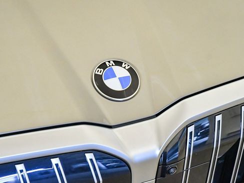 Used 2025 BMW 530i w/ Premium Package image 8