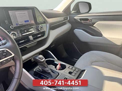 Used 2023 Toyota Highlander LE FWD image 21