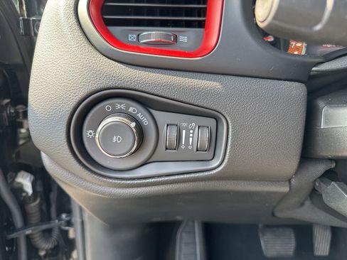 Used 2023 Jeep Renegade Trailhawk image 30