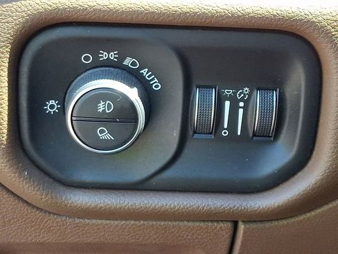 Used 2019 RAM 1500 Laramie AWD/4WD image 26