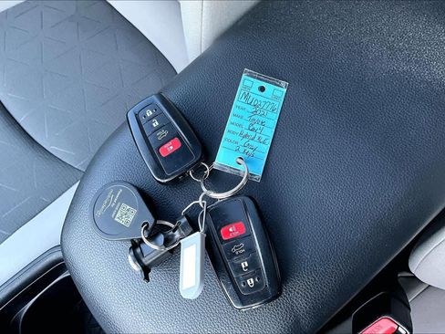 Used 2021 Toyota RAV4 XLE w/ Convenience Package AWD/4WD image 15