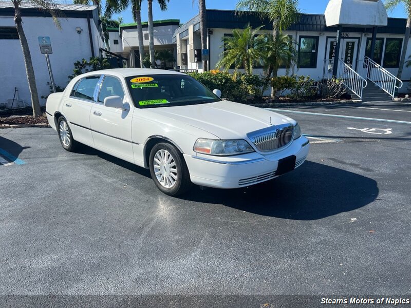 Used 2004 Lincoln Town Car Signature RWD image 1