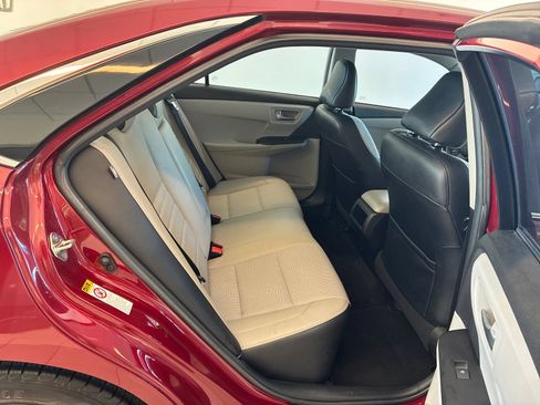 Used 2017 Toyota Camry SE w/ Moonroof Package FWD image 9