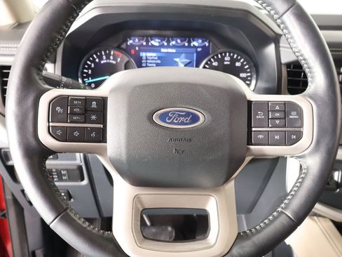 Used 2022 Ford Expedition XLT RWD image 3