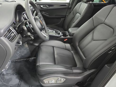 New 2026 Porsche Macan AWD/4WD image 5