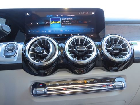 Used 2022 Mercedes-Benz GLB 250 4MATIC image 24