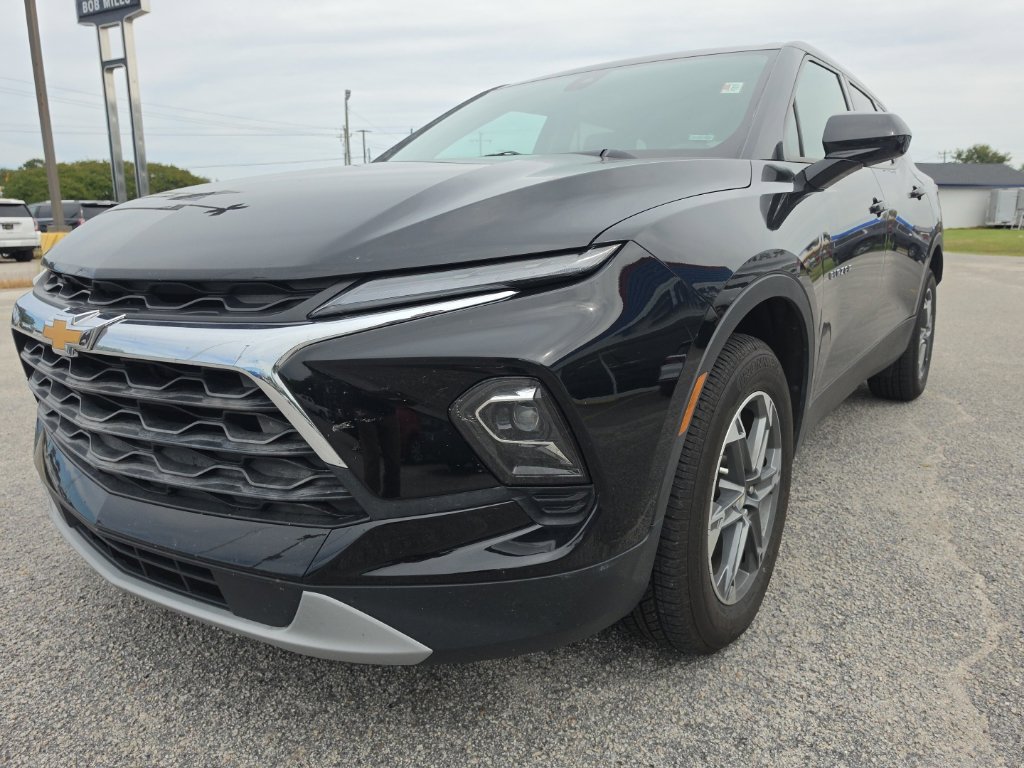 Used 2025 Chevrolet Blazer LT FWD image 2