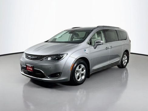 Used 2017 Chrysler Pacifica Platinum FWD image 1
