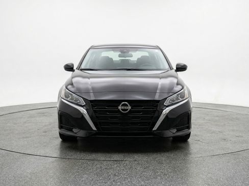 Used 2025 Nissan Altima 2.5 SV image 2