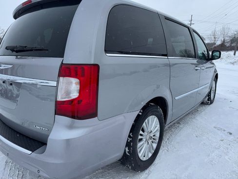 Used 2013 Chrysler Town & Country Limited image 11