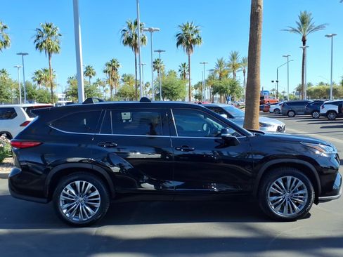 Used 2023 Toyota Highlander Platinum FWD image 3
