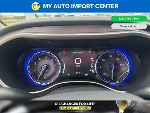 Used 2023 Chrysler Pacifica Touring-L FWD image 10