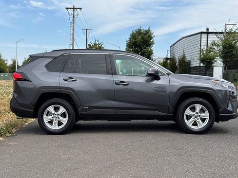 Used 2020 Toyota RAV4 LE AWD/4WD image 2