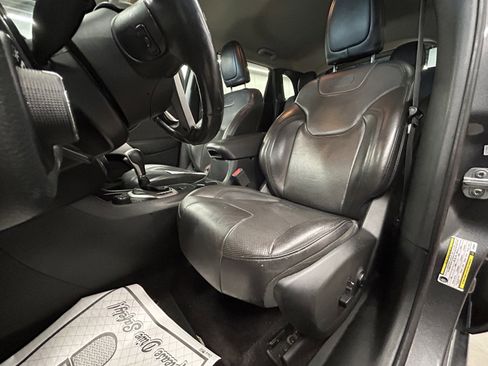 Used 2018 Jeep Cherokee Overland w/ Technology Group image 11