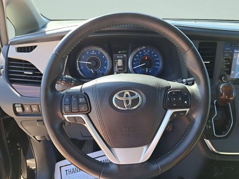 Used 2018 Toyota Sienna Limited Premium w/ Carpet Mat Package image 18
