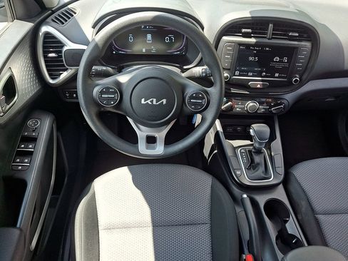 Used 2025 Kia Soul LX w/ LX Technology Package FWD image 11