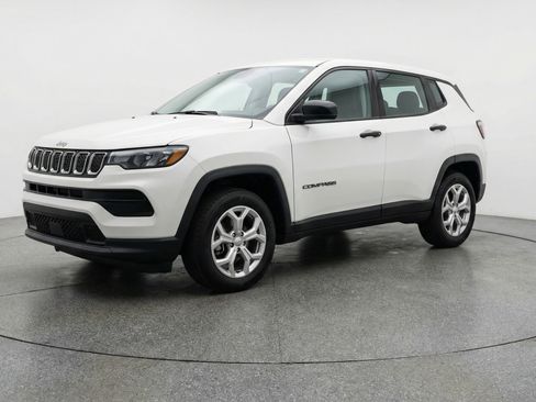 Used 2025 Jeep Compass Latitude image 3