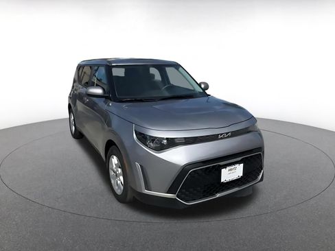 Used 2025 Kia Soul LX w/ LX Technology Package FWD image 3