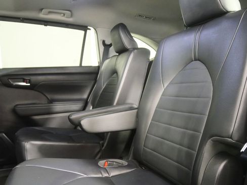 Used 2022 Toyota Highlander XLE image 16