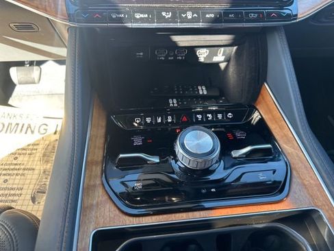 Used 2022 Jeep Grand Wagoneer Series III w/ Rear Seat Video Group 1 AWD/4WD image 15