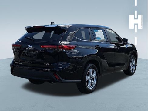 Used 2023 Toyota Highlander L FWD image 3