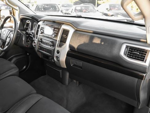 Used 2017 Nissan Titan SV image 10