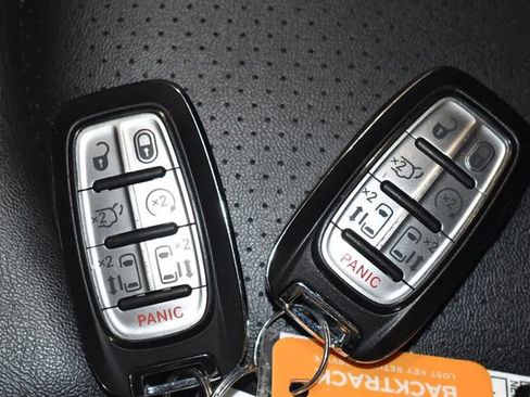 Certified 2024 Chrysler Pacifica Touring-L image 23