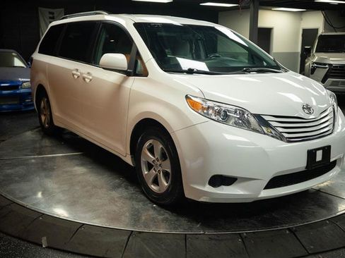 Used 2017 Toyota Sienna LE w/ Preferred Accessory Package FWD image 5