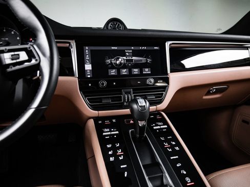 Certified 2024 Porsche Macan AWD/4WD image 19