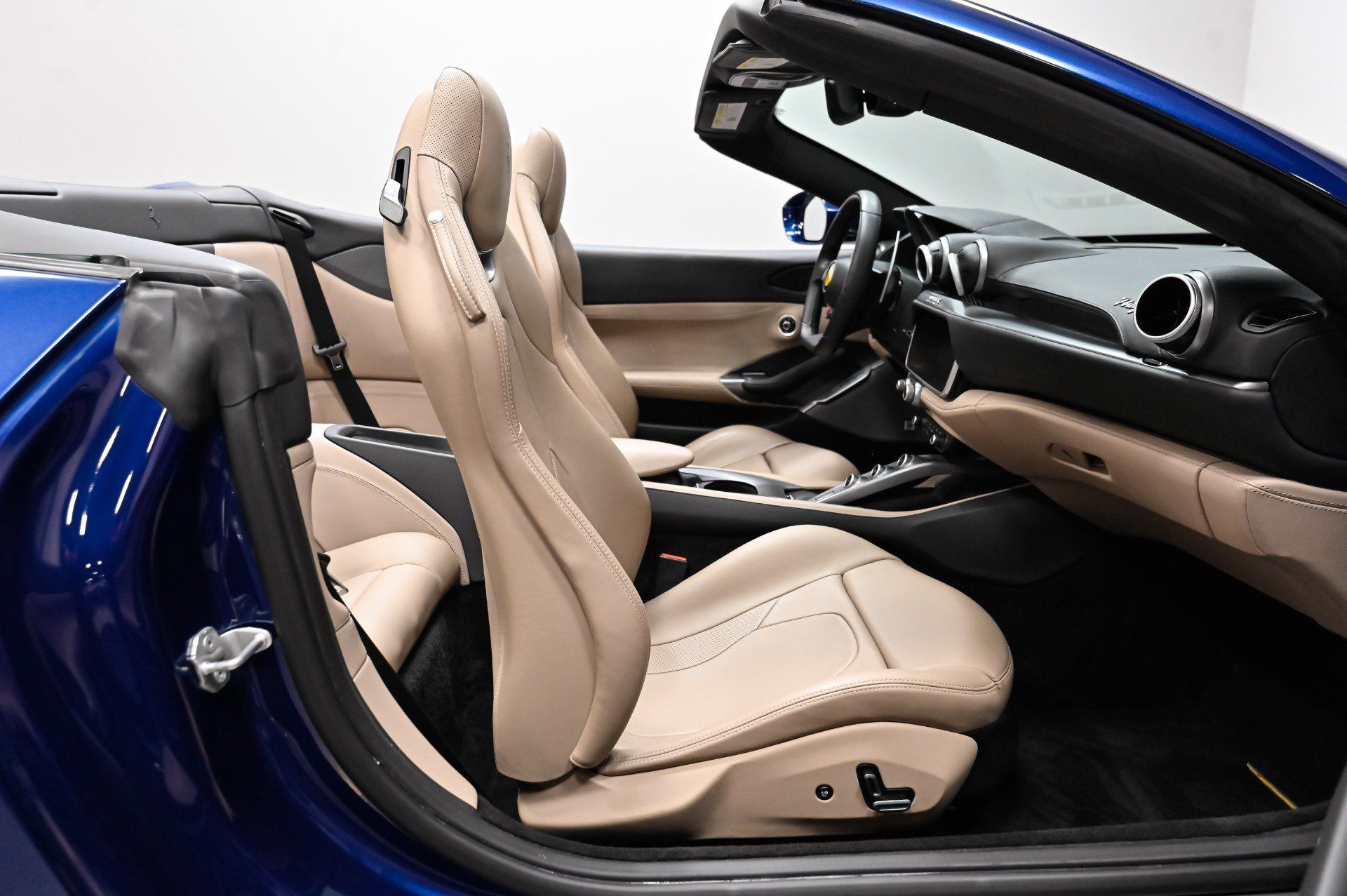 Used 2019 Ferrari Portofino RWD image 21