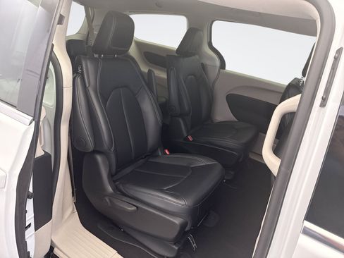Used 2024 Chrysler Pacifica Limited FWD image 19