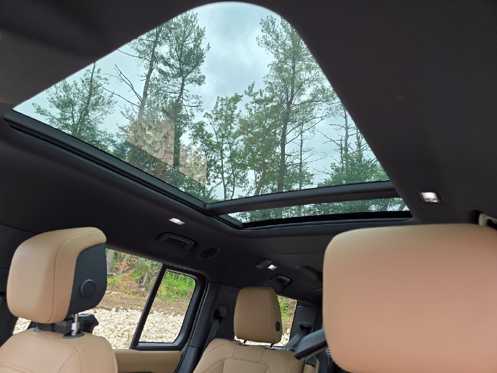 New 2026 Land Rover Defender 130 X-Dynamic SE AWD/4WD image 3