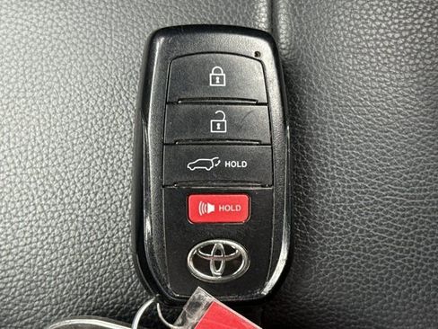 Used 2024 Toyota Highlander XLE AWD/4WD image 28