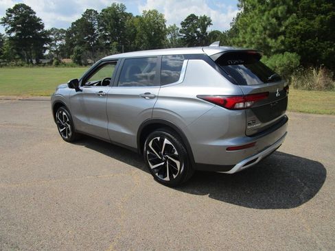 Used 2024 Mitsubishi Outlander SE image 3