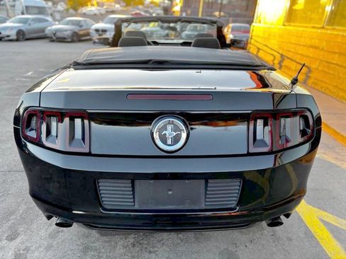 Used 2014 Ford Mustang Convertible image 9