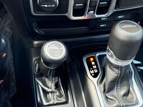 Used 2024 Jeep Gladiator Sport AWD/4WD image 13