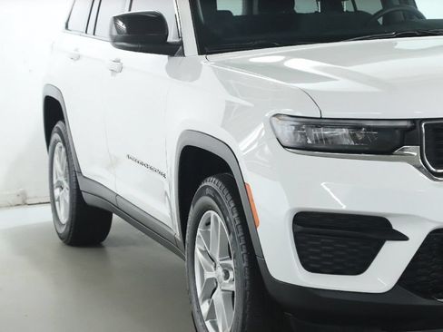 Used 2023 Jeep Grand Cherokee Laredo X AWD/4WD image 8