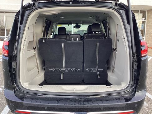 Used 2024 Chrysler Pacifica Touring-L image 14