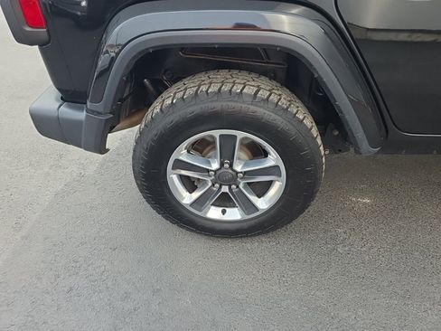 Used 2023 Jeep Wrangler Unlimited Sahara AWD/4WD image 33