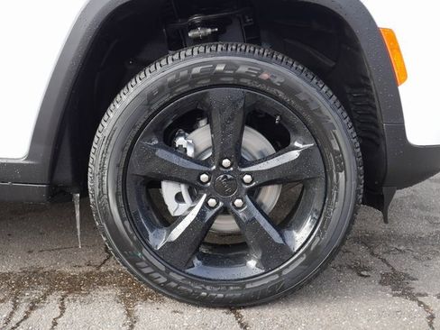 New 2025 Jeep Grand Cherokee Altitude image 11