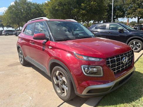 Used 2024 Hyundai Venue Limited FWD image 2
