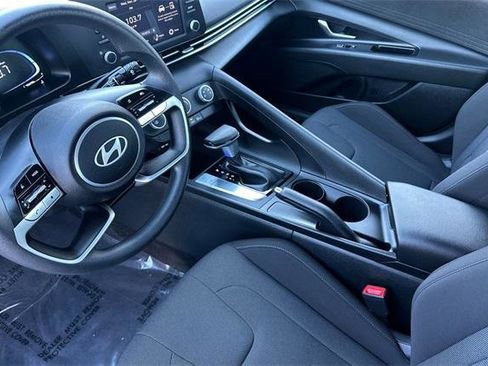 Certified 2025 Hyundai Elantra SE image 10