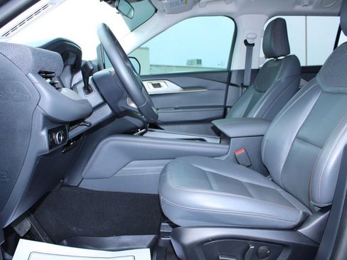 Used 2025 Ford Explorer Active w/ Active Comfort Package AWD/4WD image 37