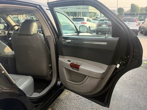 Used 2005 Chrysler 300 C w/ Cold Weather Group RWD image 28