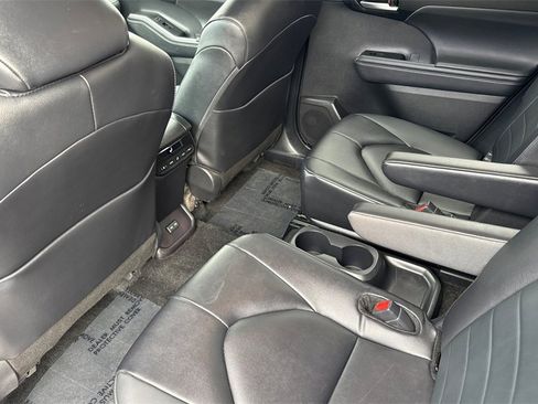 Certified 2025 Toyota Highlander XLE image 11