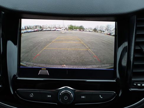 Used 2022 Chevrolet Trax LT w/ LT Convenience Package image 11